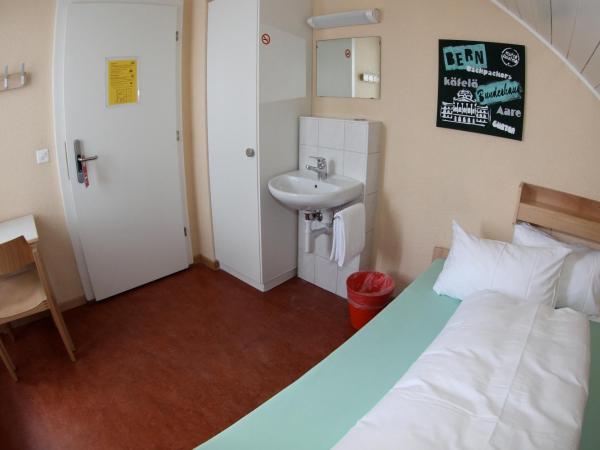 Bern Backpackers Hotel Glocke : photo 1 de la chambre petite chambre double avec salle de bains commune