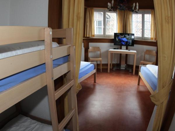 Bern Backpackers Hotel Glocke : photo 3 de la chambre chambre familiale avec salle de bains privative