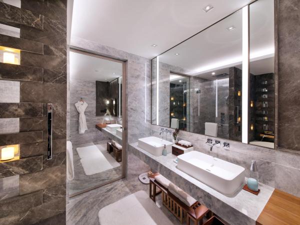 The Anandi Hotel and SPA - Luxury Healing Hotel for Wellbeing : photo 3 de la chambre chambre lit king-size affaires