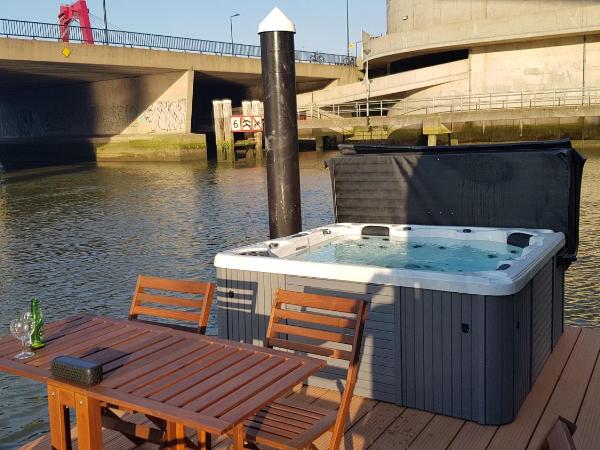 Wikkelboats at Wijnhaven : photo 5 de la chambre péniche avec spa
