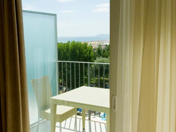 Mercure Rimini Lungomare : photo 6 de la chambre classic twin room with balcony and side sea view