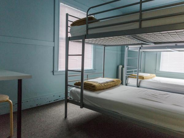 American Hotel Hostel : photo 4 de la chambre lit simple dans dortoir pour femmes de 4 lits - salle de bains commune