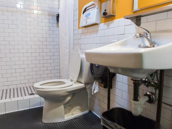 American Hotel Hostel : photo 3 de la chambre chambre privée avec salle de bains commune