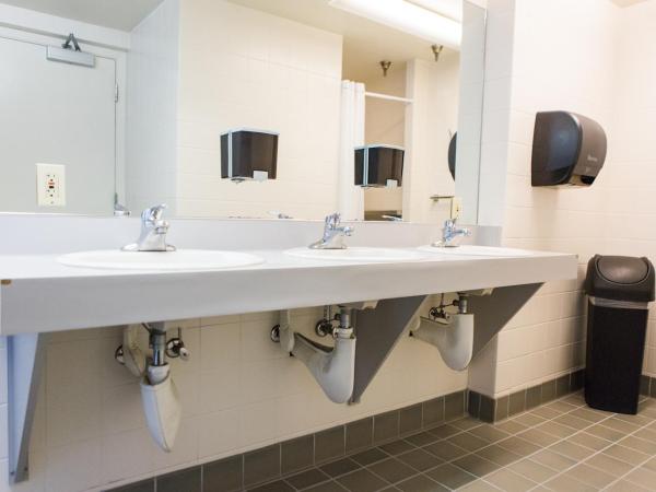 American Hotel Hostel : photo 6 de la chambre lit simple dans dortoir pour femmes de 4 lits - salle de bains commune