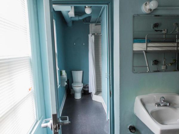 American Hotel Hostel : photo 5 de la chambre chambre individuelle avec salle de bains privée