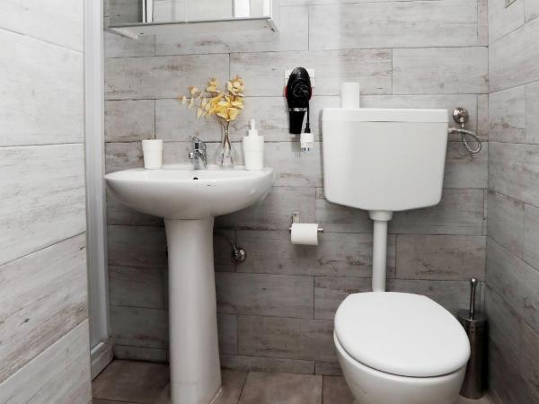 Interno1 Bari Policlinico : photo 3 de la chambre chambre triple avec salle de bains privative