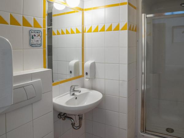 Vienna Hostel Ruthensteiner : photo 6 de la chambre chambre quadruple avec salle de bains privative