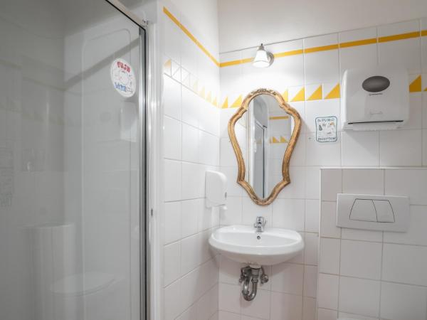 Vienna Hostel Ruthensteiner : photo 8 de la chambre chambre quadruple avec salle de bains privative