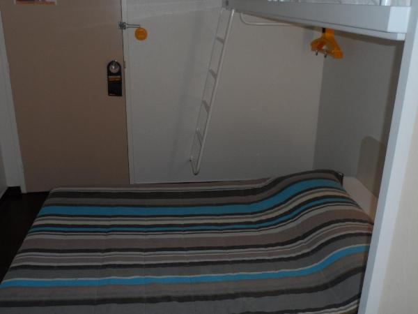 hotelF1 Blois : photo 4 de la chambre chambre triple avec salle de bains commune