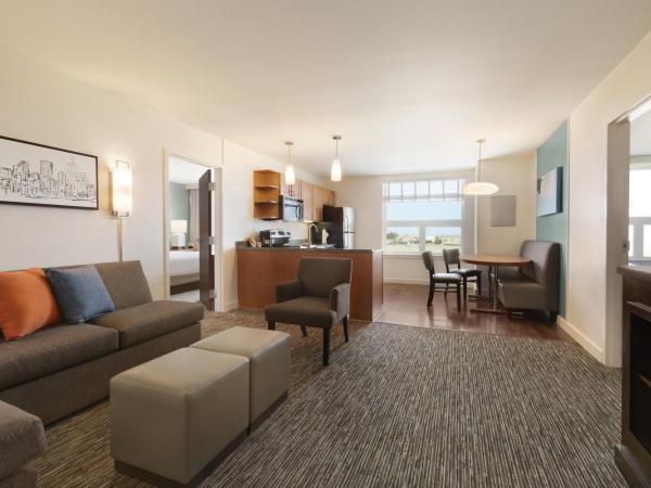 Hyatt House Denver Airport : photo 1 de la chambre two-bedroom trio suite with roll-in shower - mobility accessible