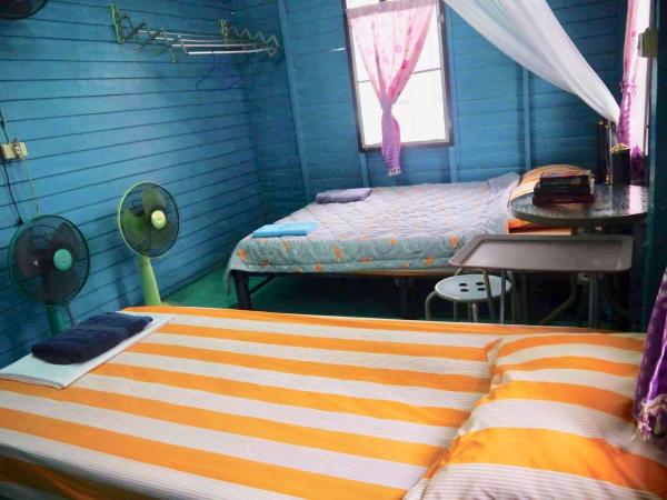 New Phiman Riverview Guesthouse : photo 3 de la chambre chambre triple avec ventilateur et salle de bains commune