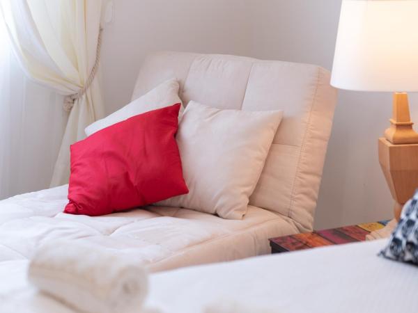 B&B Toma Street : photo 3 de la chambre chambre triple avec balcon