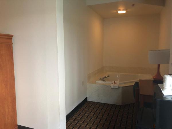 Howard Johnson by Wyndham Airport : photo 3 de la chambre suite lit king-size - non-fumeurs