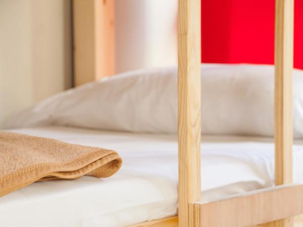 Feel Hostels Soho Malaga : photo 1 de la chambre lit dans dortoir mixte de 4 lits avec terrasse