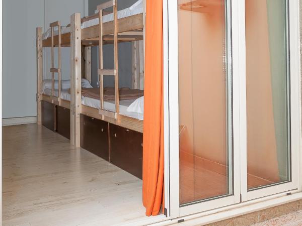 Feel Hostels Soho Malaga : photo 2 de la chambre lit dans dortoir mixte de 4 lits avec terrasse