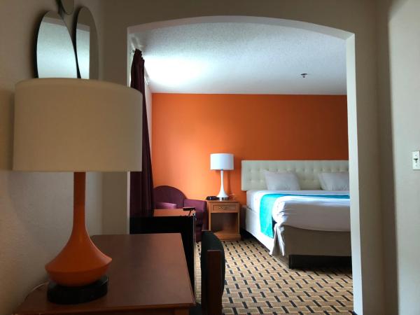 Howard Johnson by Wyndham Airport : photo 1 de la chambre suite lit king-size - non-fumeurs