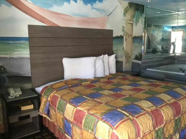 Luxury Inn and Suites Seaworld : photo 4 de la chambre chambre lit king-size avec baignoire spa