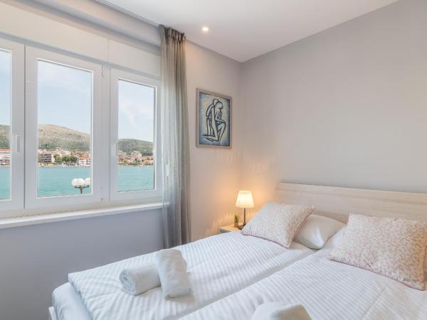 4 Elements Old Town Views Rooms : photo 4 de la chambre chambre double de luxe avec lit d'appoint et vue sur la mer