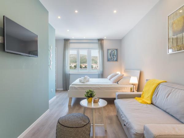 4 Elements Old Town Views Rooms : photo 1 de la chambre chambre double de luxe avec lit d'appoint et vue sur la mer