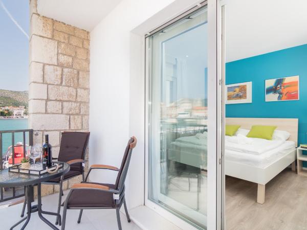 4 Elements Old Town Views Rooms : photo 3 de la chambre chambre double deluxe avec balcon - vue sur mer