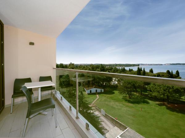Hotel Materada Plava Laguna : photo 3 de la chambre chambre supérieure avec balcon et vue sur la mer