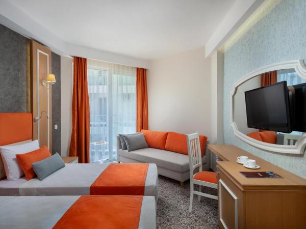 Golden Orange Hotel : photo 4 de la chambre chambre supérieure - vue partielle sur la mer 


