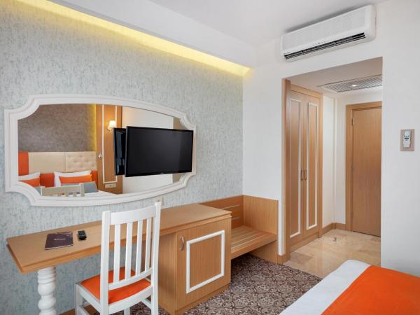 Golden Orange Hotel : photo 3 de la chambre chambre supérieure - vue partielle sur la mer 

