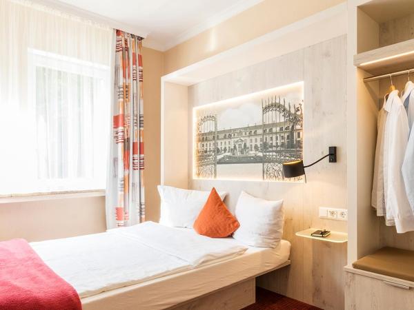 Hotel Elisabetha Garni : photo 2 de la chambre chambre simple avec douche privative et toilettes communes