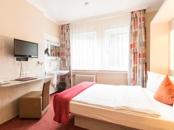 Hotel Elisabetha Garni : photo 4 de la chambre chambre simple avec douche privative et toilettes communes