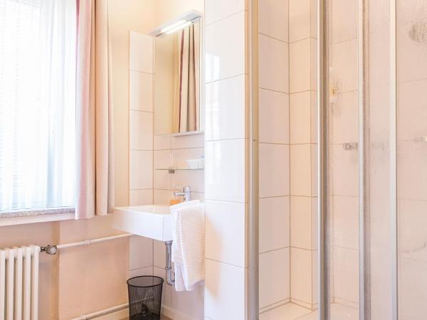 Hotel Elisabetha Garni : photo 6 de la chambre chambre simple avec douche privative et toilettes communes