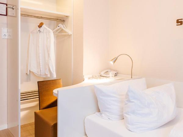 Hotel Elisabetha Garni : photo 5 de la chambre chambre simple avec douche privative et toilettes communes