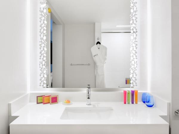 LUMA Hotel - Times Square : photo 5 de la chambre chambre avec 2 lits queen-size adaptée aux personnes malentendantes/malvoyantes - baignoire accessible aux personnes à mobilité réduite - vue sur horizon 