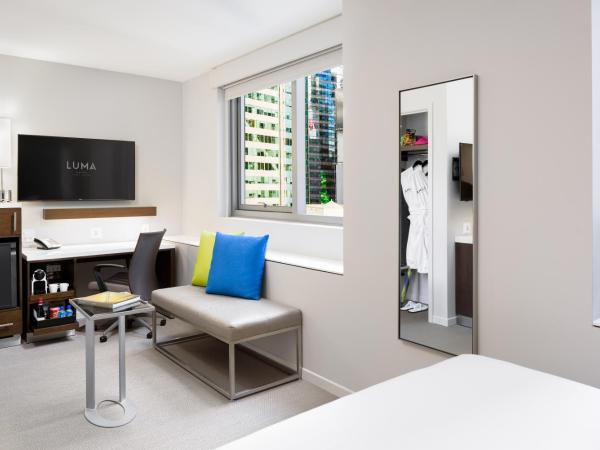 LUMA Hotel - Times Square : photo 3 de la chambre chambre avec 2 lits queen-size adaptée aux personnes malentendantes/malvoyantes - baignoire accessible aux personnes à mobilité réduite - vue sur horizon 