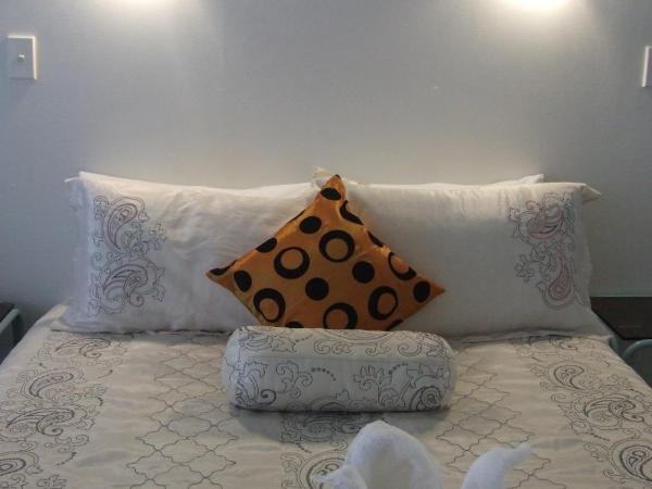 Palm Court Motor Inn : photo 2 de la chambre studio avec bain à remous