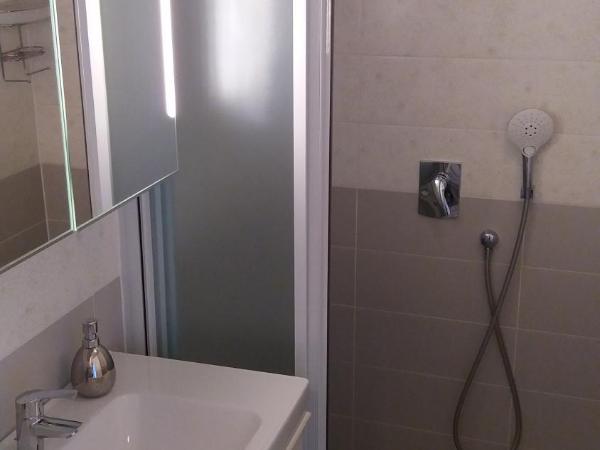 Guest House Zohil : photo 5 de la chambre chambre double avec balcon - vue sur mer