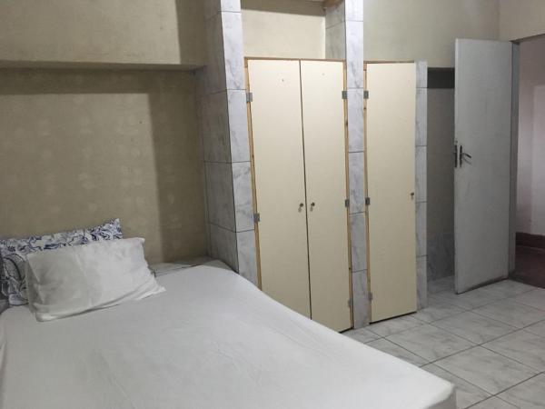 Kitnet BH : photo 10 de la chambre chambre double avec salle de bains privative