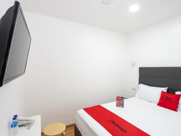 RedDoorz Plus @ Danau Sunter Utara : photo 7 de la chambre chambre double