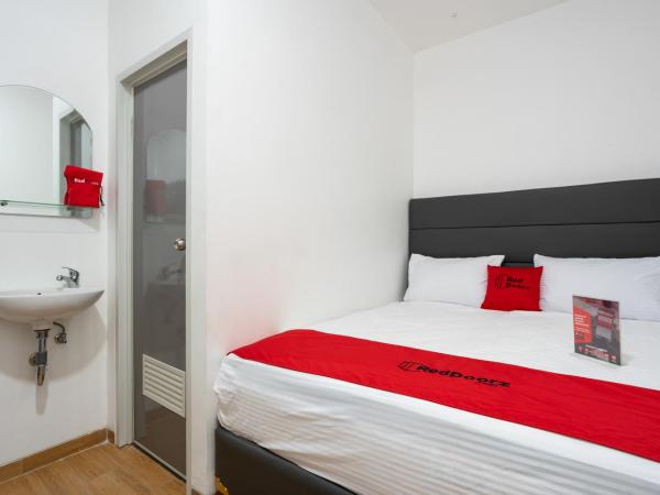 RedDoorz Plus @ Danau Sunter Utara : photo 9 de la chambre chambre double