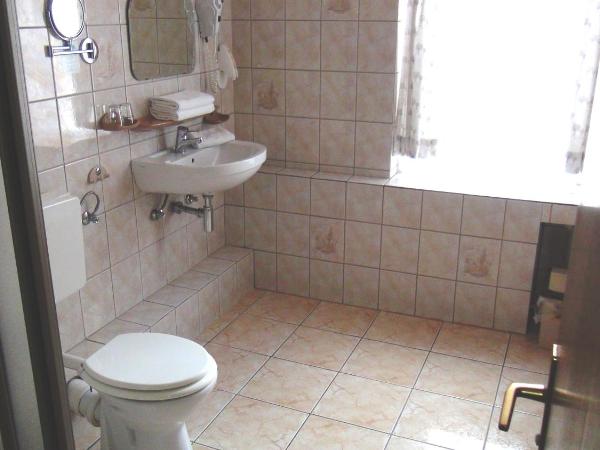 Hotelpension Margrit : photo 4 de la chambre chambre simple avec toilettes communes et douche privée