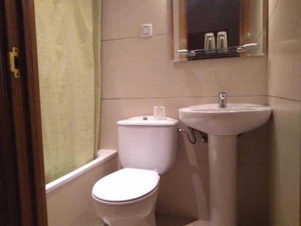 Pension Dominguez : photo 3 de la chambre chambre lits jumeaux avec baignoire