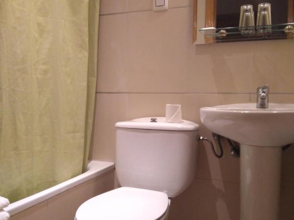 Pension Dominguez : photo 6 de la chambre chambre simple avec salle de bains 