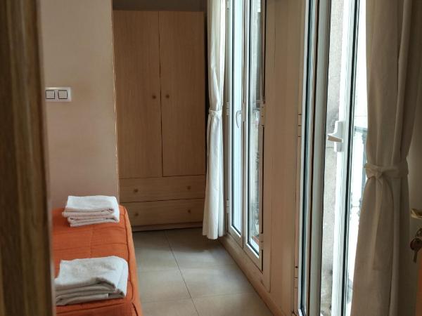 Pension Dominguez : photo 3 de la chambre chambre simple avec salle de bains