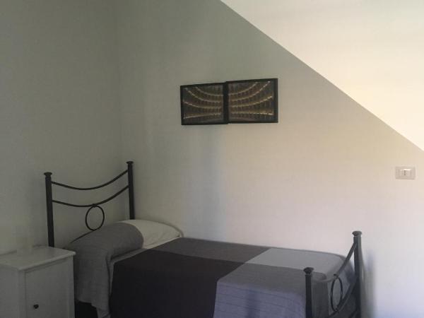 Aeroporto Bellini Rooms : photo 2 de la chambre chambre triple avec salle de bains privative