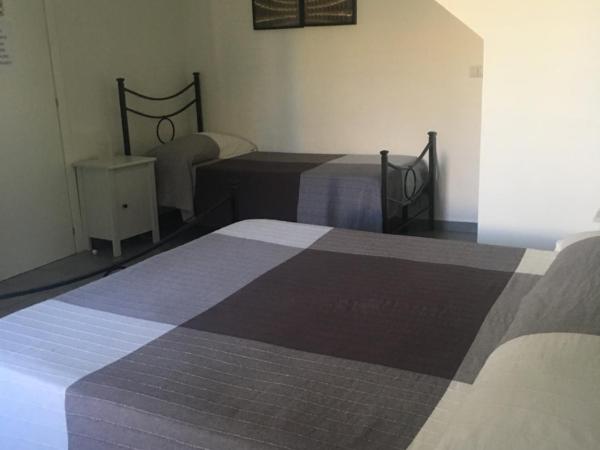 Aeroporto Bellini Rooms : photo 3 de la chambre chambre triple avec salle de bains privative