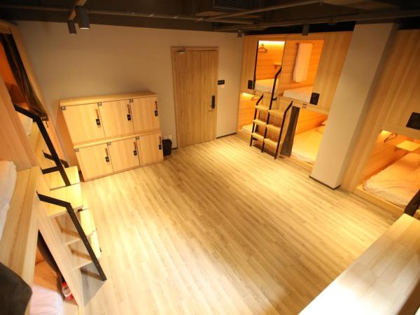 Chengdu Desti Youth Park Hostel Chunxi Road : photo 1 de la chambre lit dans un dortoir pour hommes de 10 lits