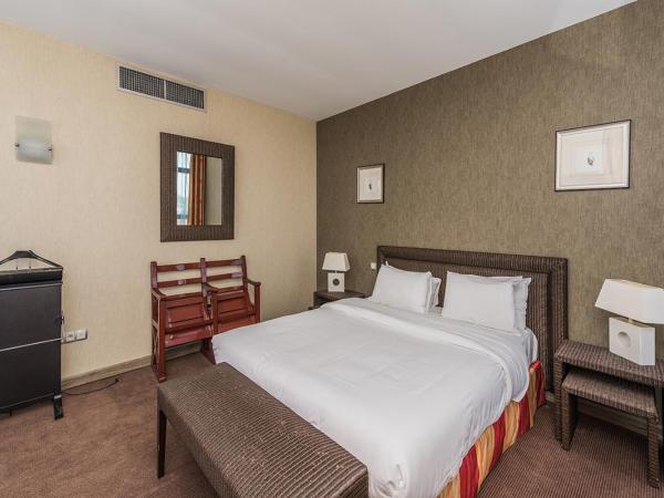 Hostellerie Saint Vincent Beauvais Aeroport : photo 5 de la chambre suite