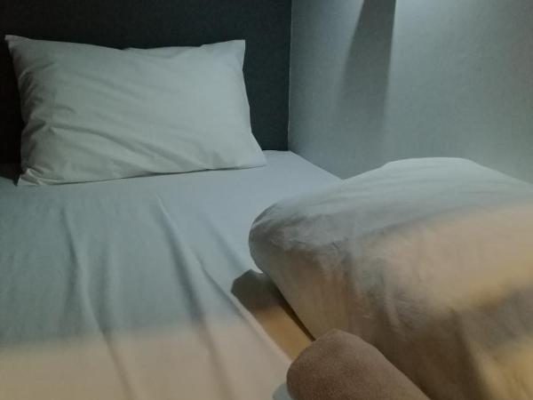 Ekanek Hostel : photo 2 de la chambre petite chambre avec lits superposés et salle de bains commune - sans fenêtre