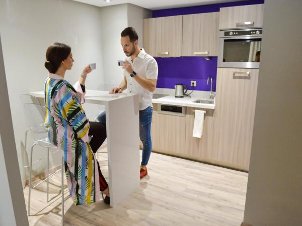 Le 22 Appart'Hotel : photo 5 de la chambre appartement senior avec balcon