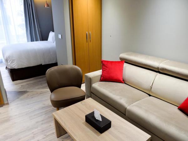 Le 22 Appart'Hotel : photo 6 de la chambre appartement senior avec balcon