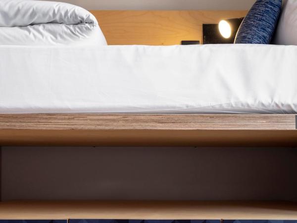 Penedo da Saudade Suites & Hostel : photo 2 de la chambre chambre familiale avec salle de bains